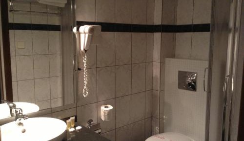 Superior Family Room with Mountain View