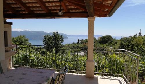Studio Apartment with Terrace and Sea View