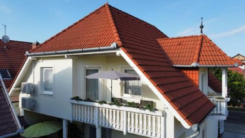 Large One-Bedroom Apartment with Balcony