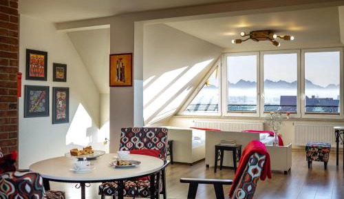 Two-Bedroom Apartment with Mountain View