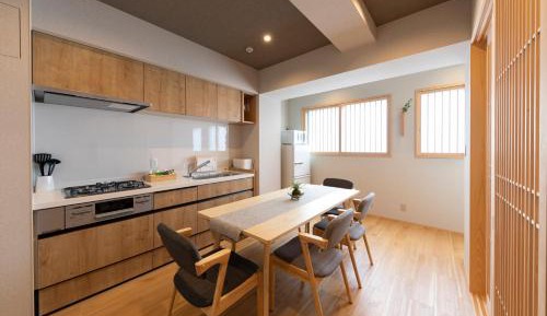 Three-Bedroom Apartment with Dining Table
