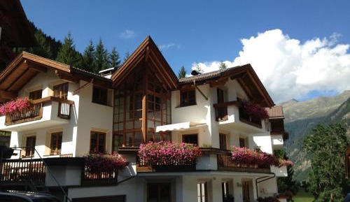 Apartment with Terrace and Mountain View