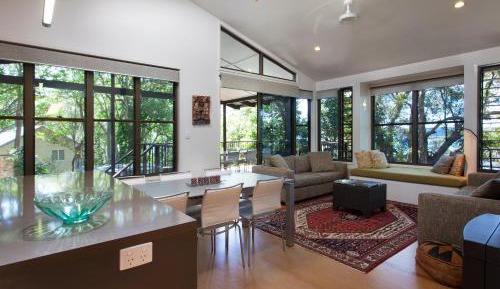 Deluxe One-Bedroom House with Lake View