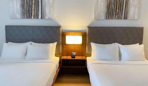 Deluxe Queen Room with Two Queen Beds - Non Smoking/No Pets