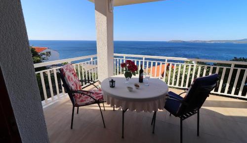 Comfort One Bedroom Apartment with Terrace and Sea View