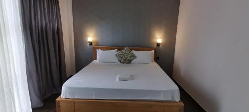 Deluxe Double Room with Side Sea View