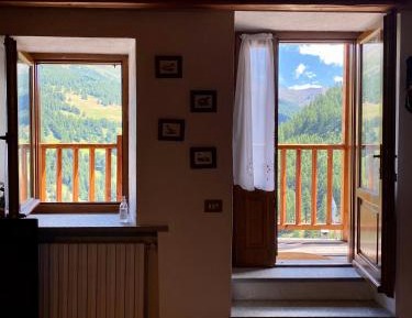 Apartment with Mountain View