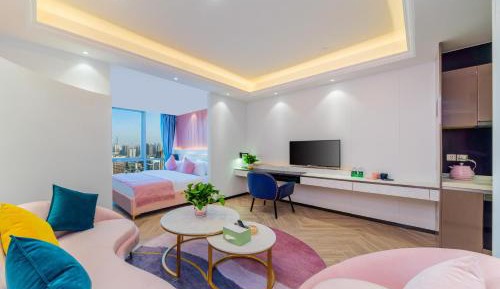 Pinky King Room