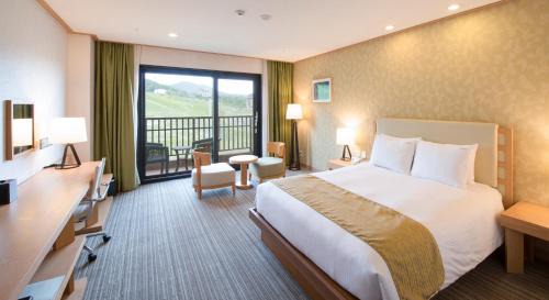 Queen Room with Mountain View