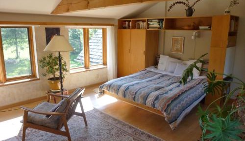 Queen Room with Single Bed