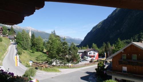 Comfort Three-Bedroom Apartment with Balcony