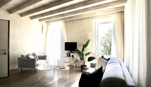 Apartment with Lake View