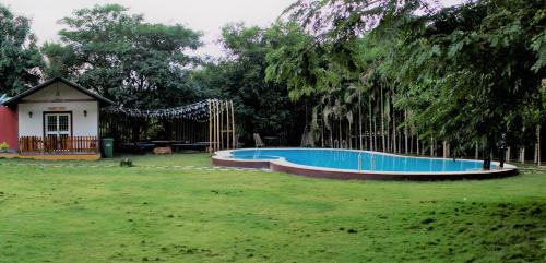 Country Cottage with Pool View