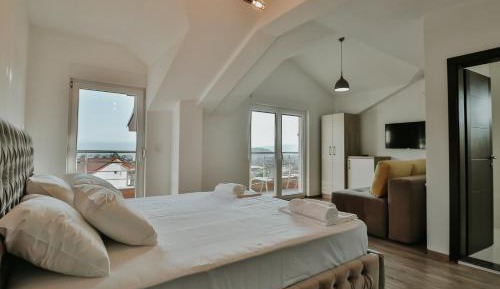 Apartment with Lake View