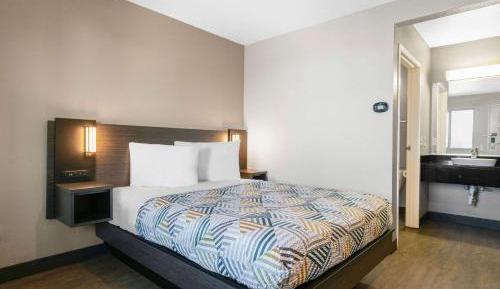 Deluxe Queen Room - Non-Smoking