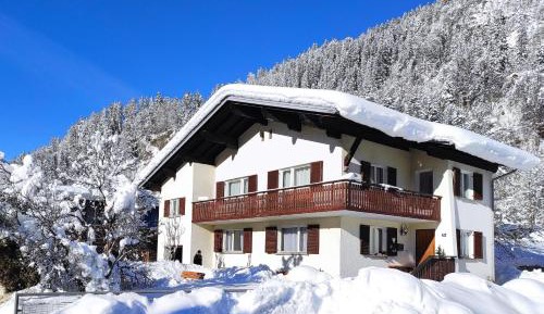 Apartment with Mountain View