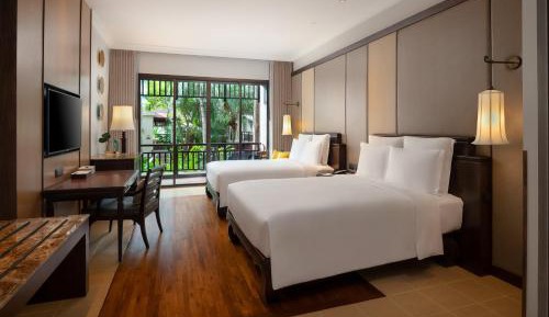 1 King 1 Queen Classic Garden View