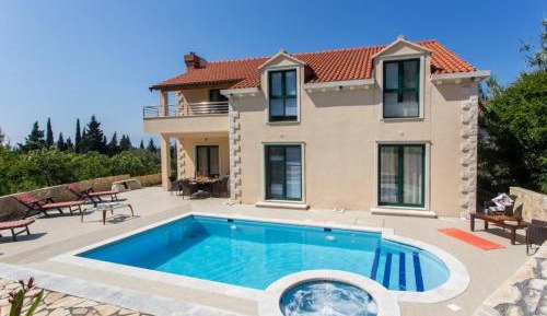Four Bedroom Villa with Swimming Pool