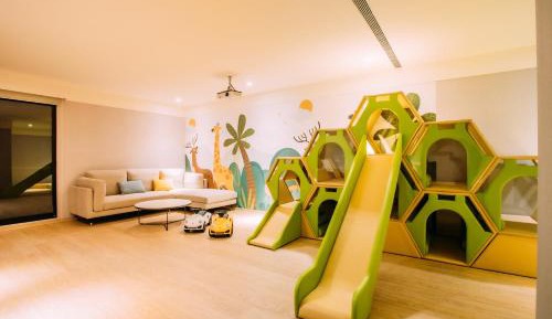 Deluxe Kid-Friendly Family Room