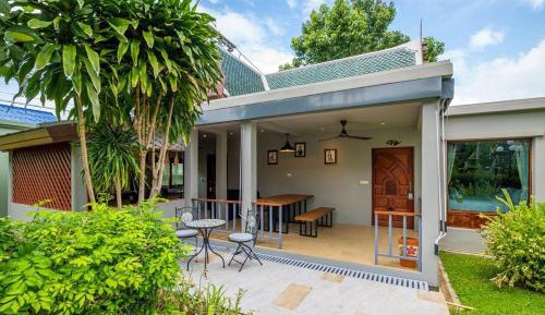 Villa with Garden View