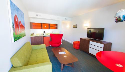 Suite with Pool View