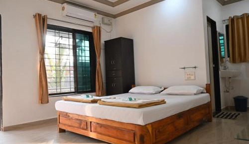 Deluxe Double Room with Side Sea View