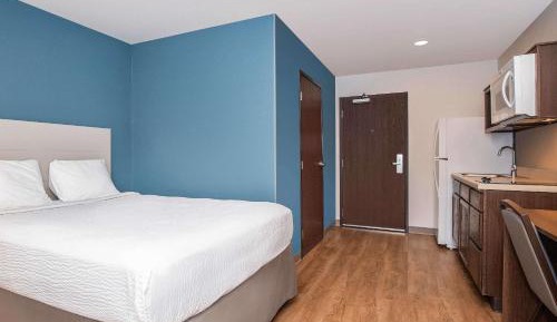 Queen Room  with Roll-In Shower - Disability Access/Non-Smoking