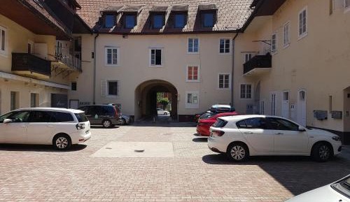 One-Bedroom Apartment with Free Parking