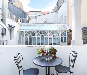 One-Bedroom Apartment with Balcony