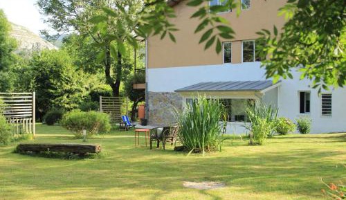 Apartment with Garden View