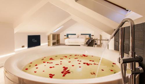 Deluxe Suite with Spa Bath