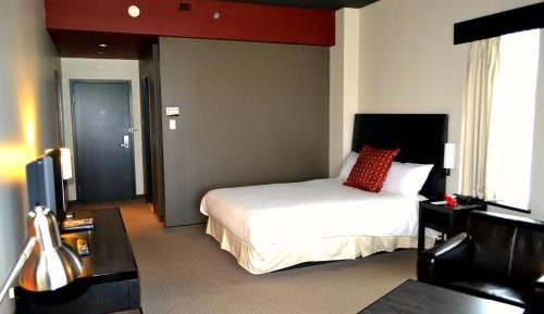 Grand Comfort One Queen Bed Room