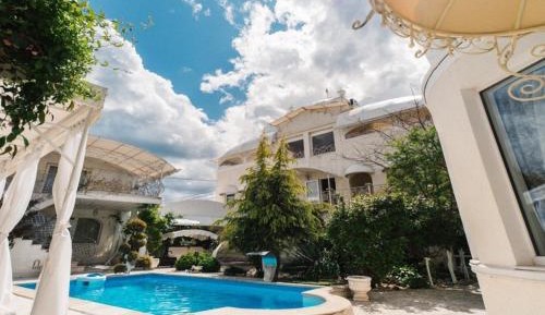 Apartment with Pool View 