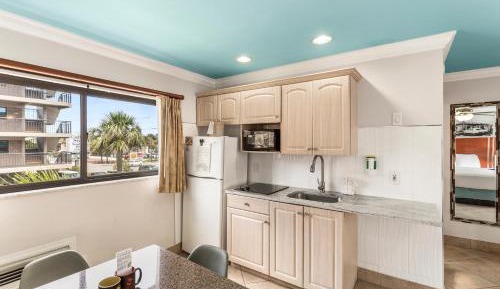 Deluxe Efficiency Suite: 1 King Bed and 1 Sofa Bed