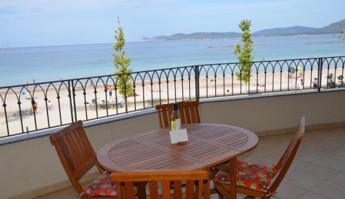  One-Bedroom Apartment with Front Sea View