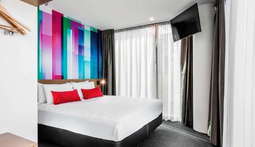 Deluxe Corner King Room with City View