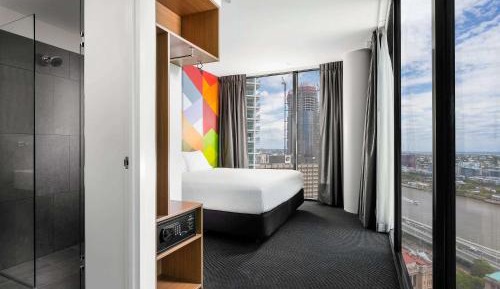Deluxe Corner King Room with River View