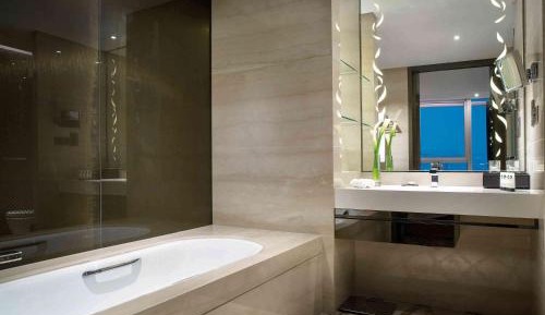 Luxury King Room with City View