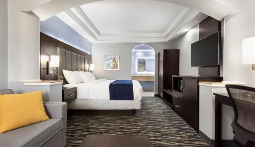 1 King Bed Suite - Non-Smoking