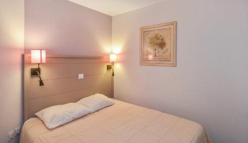 Select One-Bedroom Apartment (4 People)