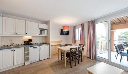 Select One-Bedroom Apartment (5 People)