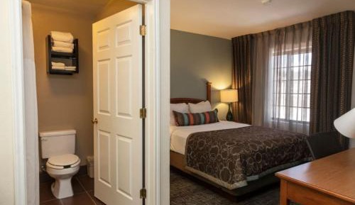 One-Bedroom Queen Suite