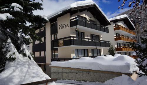 One-Bedroom Apartment with Balcony