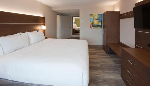 Queen Room with Two Queen Beds - Disability Access with Bath Tub