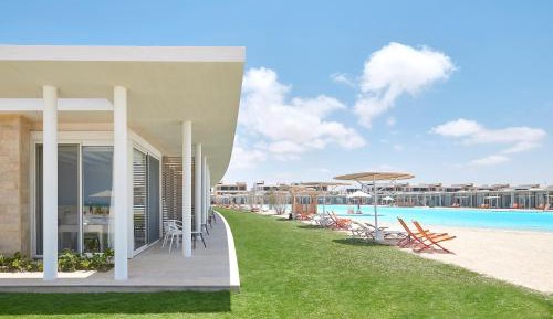 Cabana Queen Bed Lagoon View