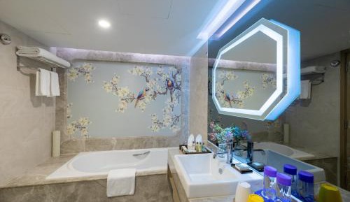 Exclusive Deluxe Queen or Twin Room