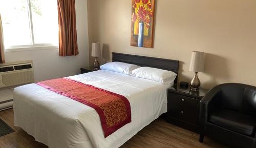 Standard Room with One Queen Bed