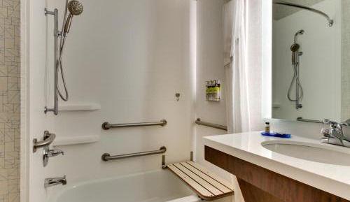 Queen Room with Two Queen Beds - Mobility Access Tub/Non-Smoking