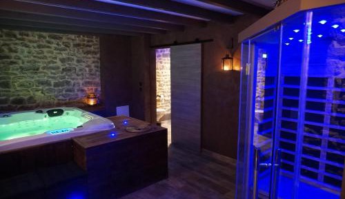 Suite with Hot Tub