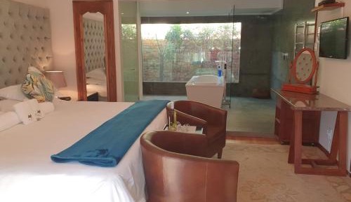Luxury King Suite